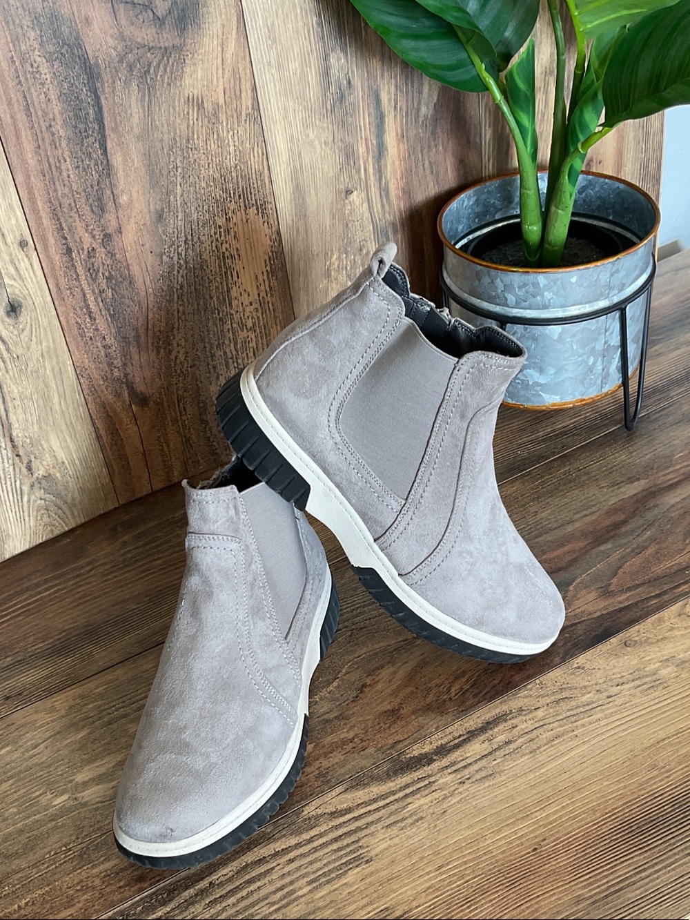 White Mountain Chukka Suede Chelsea Side Zip Ankle Boots 10M    281B